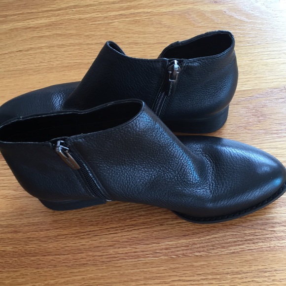 NEW Vince Camuto Cateen Black Leather Ankle Boots Size 5 1/2 - Picture 3 of 7